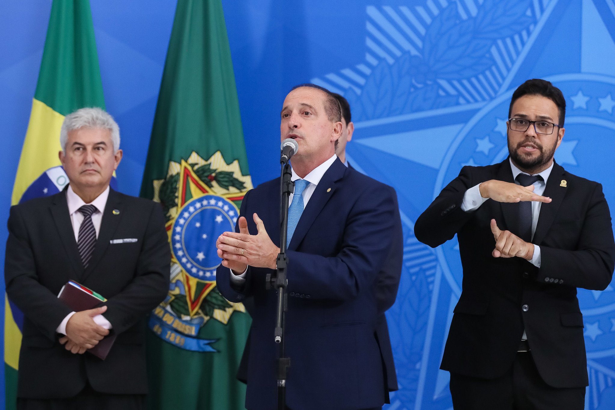 Ministros da Ciência e Tecnologia, Marcos Pontes, e da Cidadania, Onyx Lorenzoni, participam de anúncio de medidas adicionais do governo nesta segunda (23). Foto por Isac Nóbrega/PR