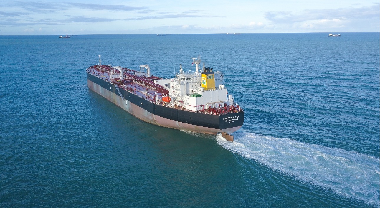 O navio Castro Alves, primeiro da nova série de aframax a integrar a frota da Transpetro, partiu, em 5 de julho, de Ipojuca (PE) para a sua viagem inaugural (Foto Agência Petrobras)