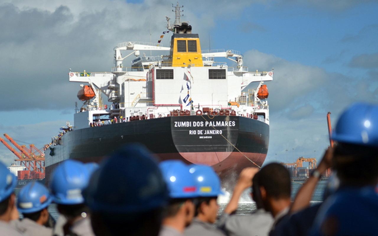 Operários observam e tiram foto durante lançamento do navio Zumbi dos Palmares, no Porto de Suape, em Pernambuco (Foto: Transpetro/Divulgação)