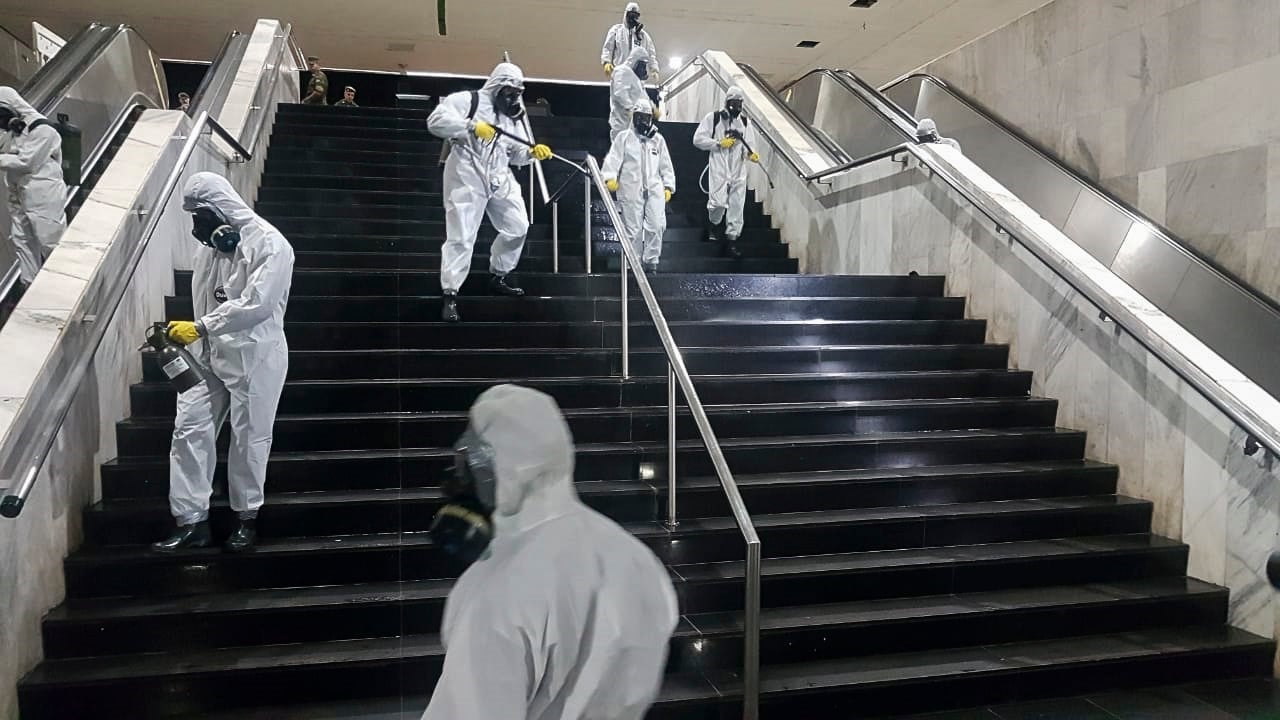 Militares desinfectam 
rodoviária do Plano Piloto, em Brasília, parte de uma operação para conter a contaminação pelo novo coronavírus, no Brasil. Foto por Warley de Andrade/TV Brasil