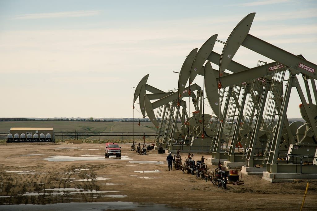 Petroleiras do shale americano anunciam retomada em meio aos cortes adicionais no Oriente Médio. Na imagem: Cavalos-de-pau para produção no shale de gás dos EUA, no campo de Bakken, Dakota do Norte (Foto: Ole Jørgen Bratland/Statoil)