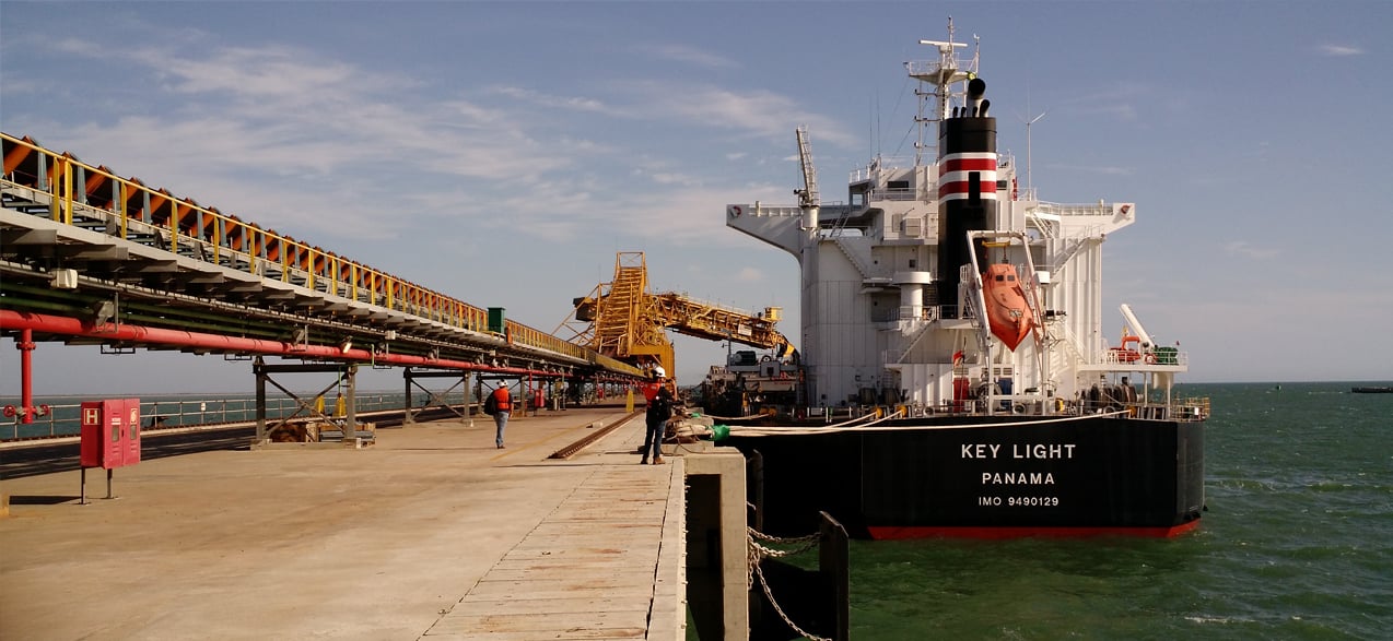 Grupo assina acordo para construir refinaria no Porto do Açu. Na imagem: Navio cargueiro, de minério no Porto do Açu (Foto: Divulgação)