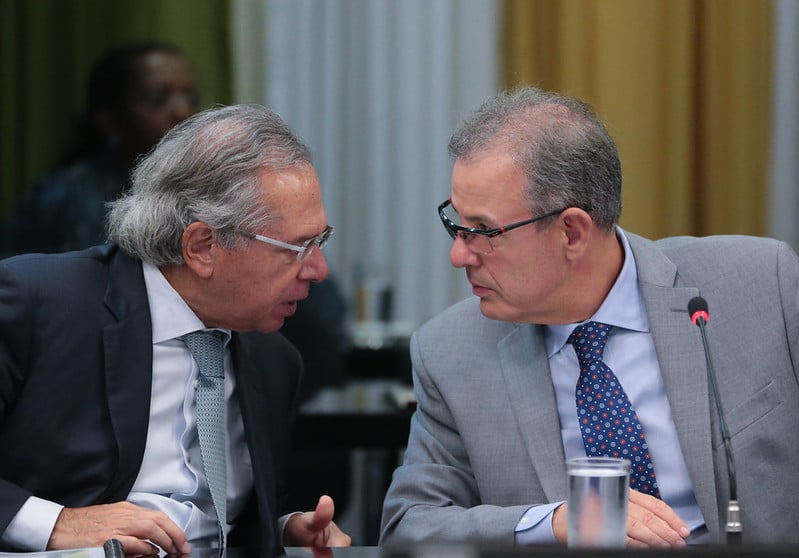 Os ministros Paulo Guedes e Bento Albuquerque em reunião do CNPE.