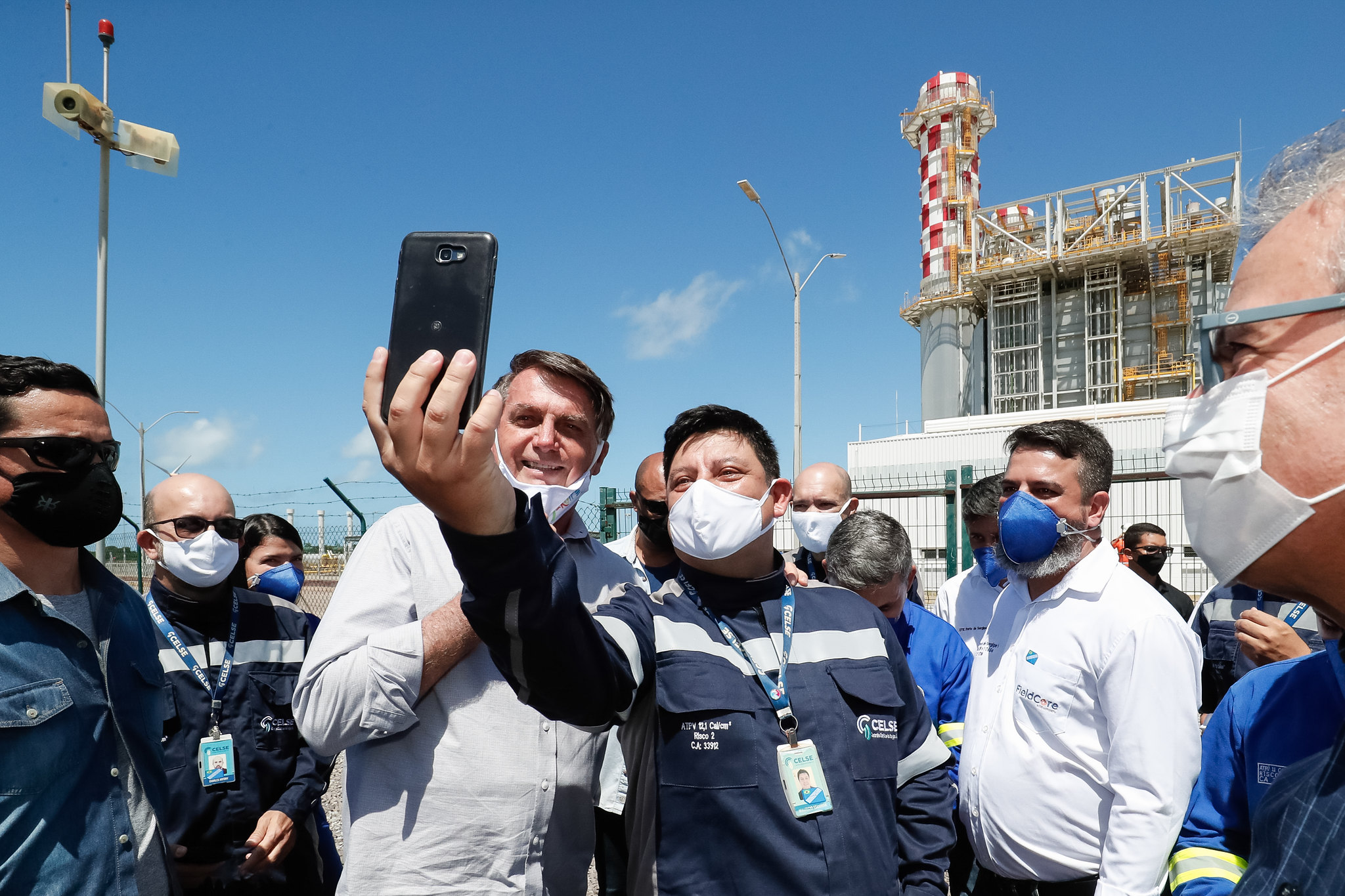 Jair Bolsonaro sem partido) posa com funcionários da UTE Porto de Sergipe I, da Celse. Foto por Alan Santos/PR