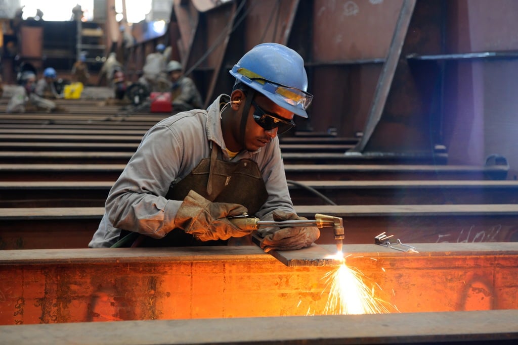 TAC de conteúdo local: um aliado do desenvolvimento, por Aurélio Amaral. Na imagem: Operário do Estaleiro Atlântico Sul solda parte de navio petroleiro em fabricação no Porto de Suape, em Pernambuco (Foto: Divulgação)