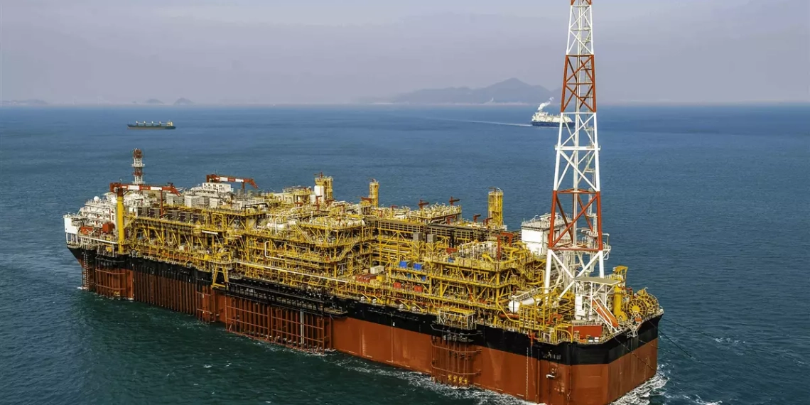 Petrobras contrata com a SBM Offshore FPSO Almirante Tamandaré, maior plataforma de petróleo e gás do Brasil. Na imagem: FPSO Almirante Tamandaré, da SBM Offshore, afretado à Petrobras para operação em Búzios, no pré-sal de Santos (Foto: Divulgação)