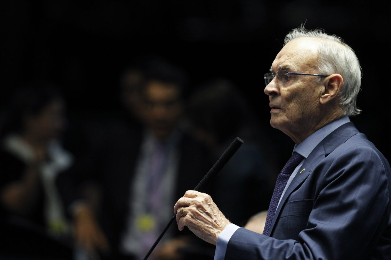 Em pronunciamento, à bancada, senador Arolde de Oliveira (PSD-RJ). Foto: Beto Barata/Agência Senado