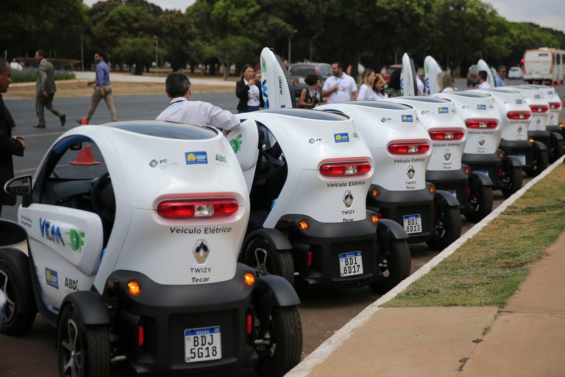 O Governo do Distrito Federal, a Agência Brasileira de Desenvolvimento Industrial e o Parque Tecnológico Itaipu  lançam  no Palácio do Buriti,o projeto de compartilhamento de veículos elétricos para frotas públicas VEM DF