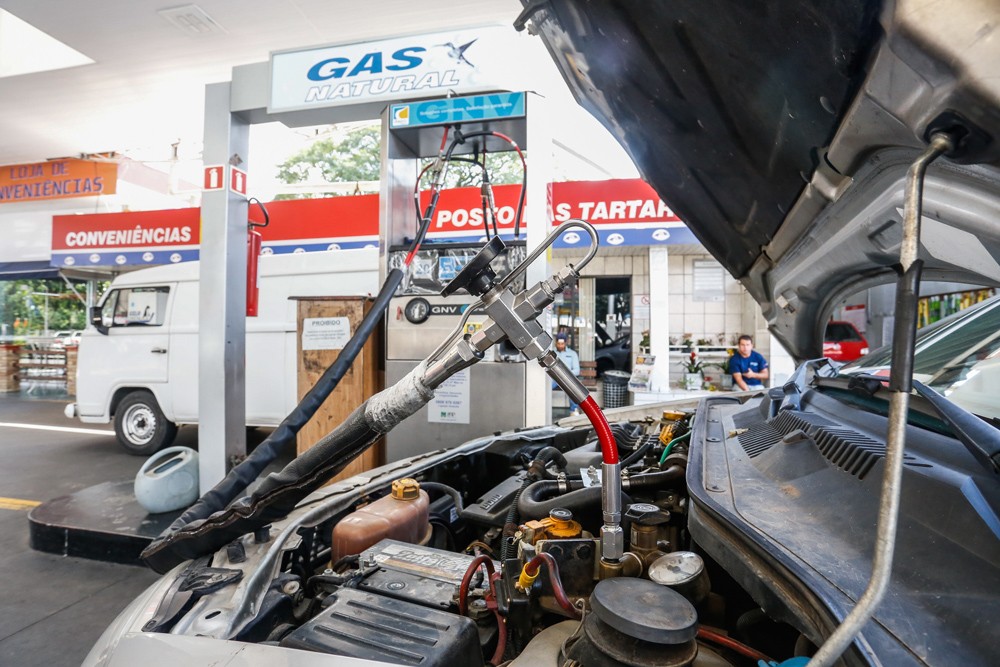 Mais uma liminar derruba reajuste de gás natural, agora em Minas Gerais. Na imagem: Abastecimento de Caminhão com GNV no Paraná (Foto: Valterci Santos/Compagas