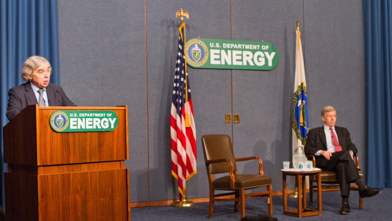 O ex-secretário de Energia do Governo Obama, Ernest Moniz, é o mais cotado para assumir a pasta na gestão Biden. Foto: Sarah Gerrity/Department of Energy.