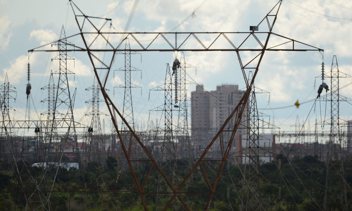 Política energética precisa mudar rateio dos custos de crises para poupar consumidores, afirmam pesquisadores