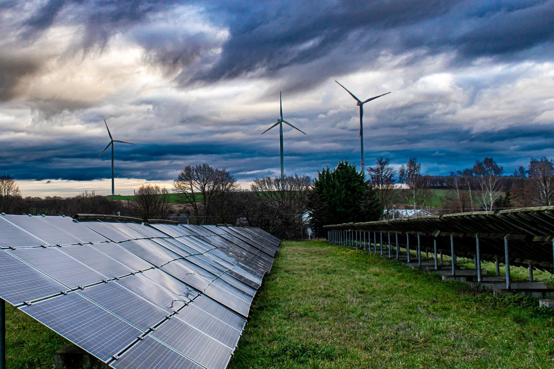 Os freios da transição energética. Na imagem: Geração centralizada de energia solar fotovoltaica e eólica onshore (Foto: Cornell Frühauf/Pixabay)