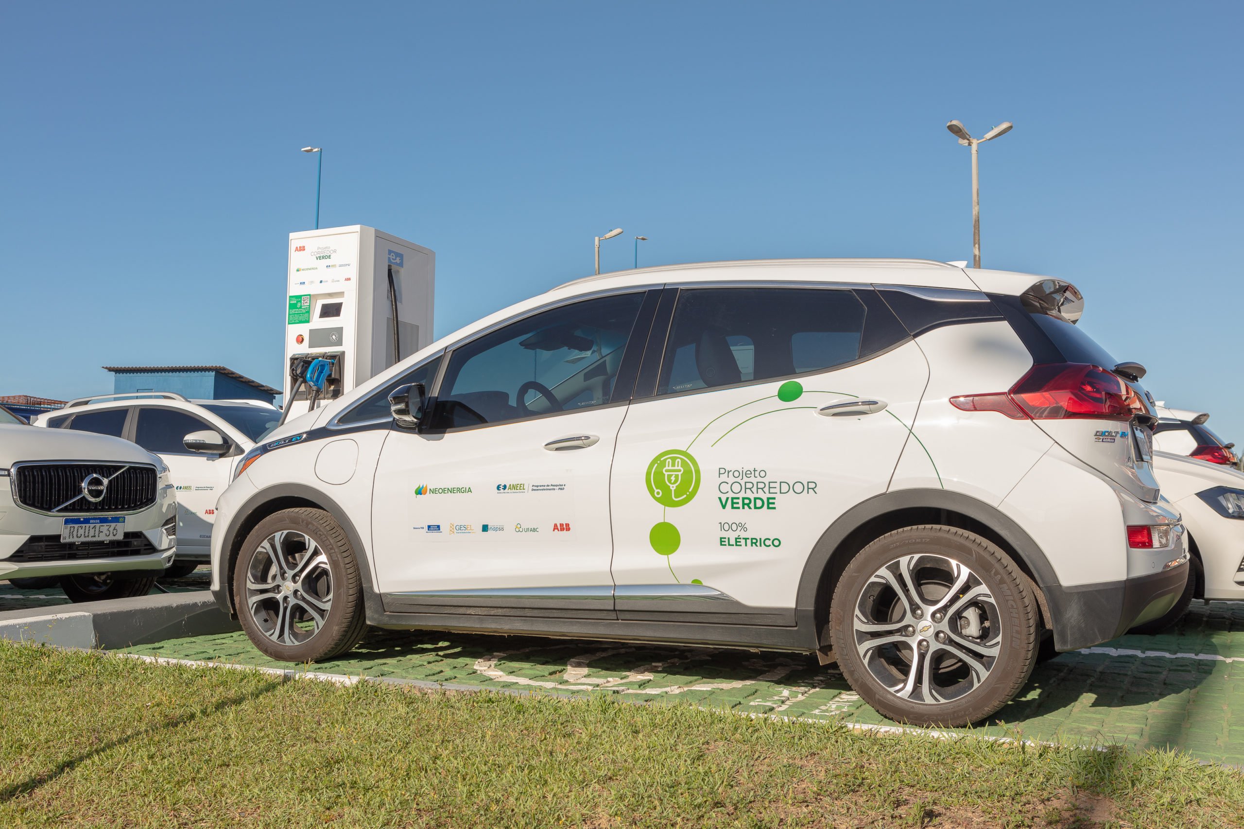 Eletroposto -- Carro elétrico durante abastecimento em corredor verde de Salvador, Bahia -- foto por Neoenergia