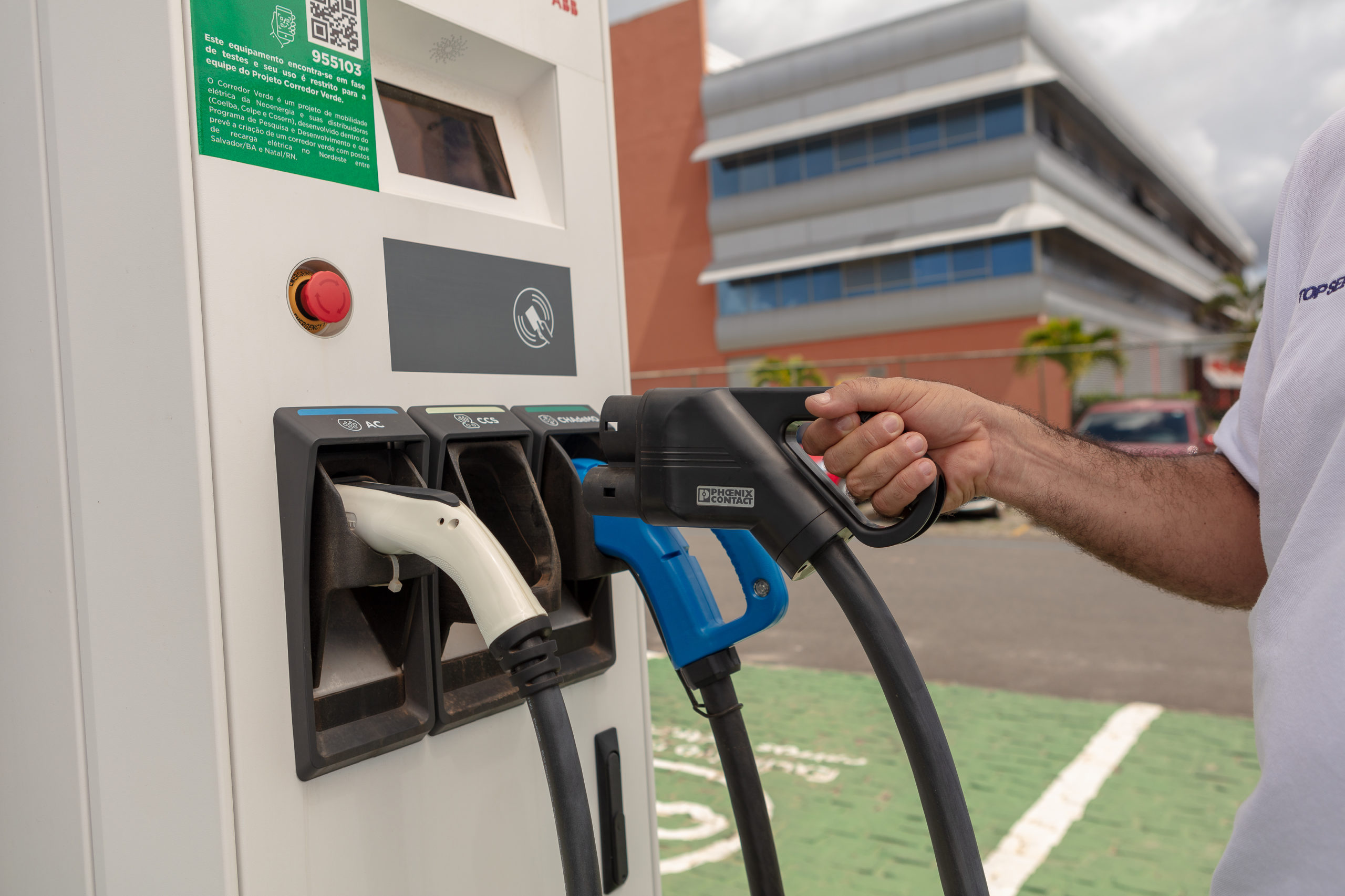 Eletroposto -- abastecimento de veículos elétricos em Salvador, Bahia -- foto por Neoenergia