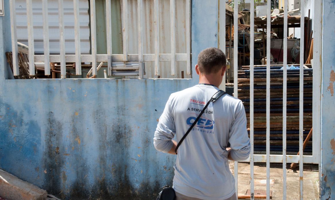 A Companhia Energética de Brasília, CEB, ajuda no combate ao Aedes aegipty. Os leituristas avisam automaticamente a existencia de um possível foco nos locais. Na foto, o leiturista Welson Silva (Fabio Rodrigues Pozzebom/Agência Brasil)