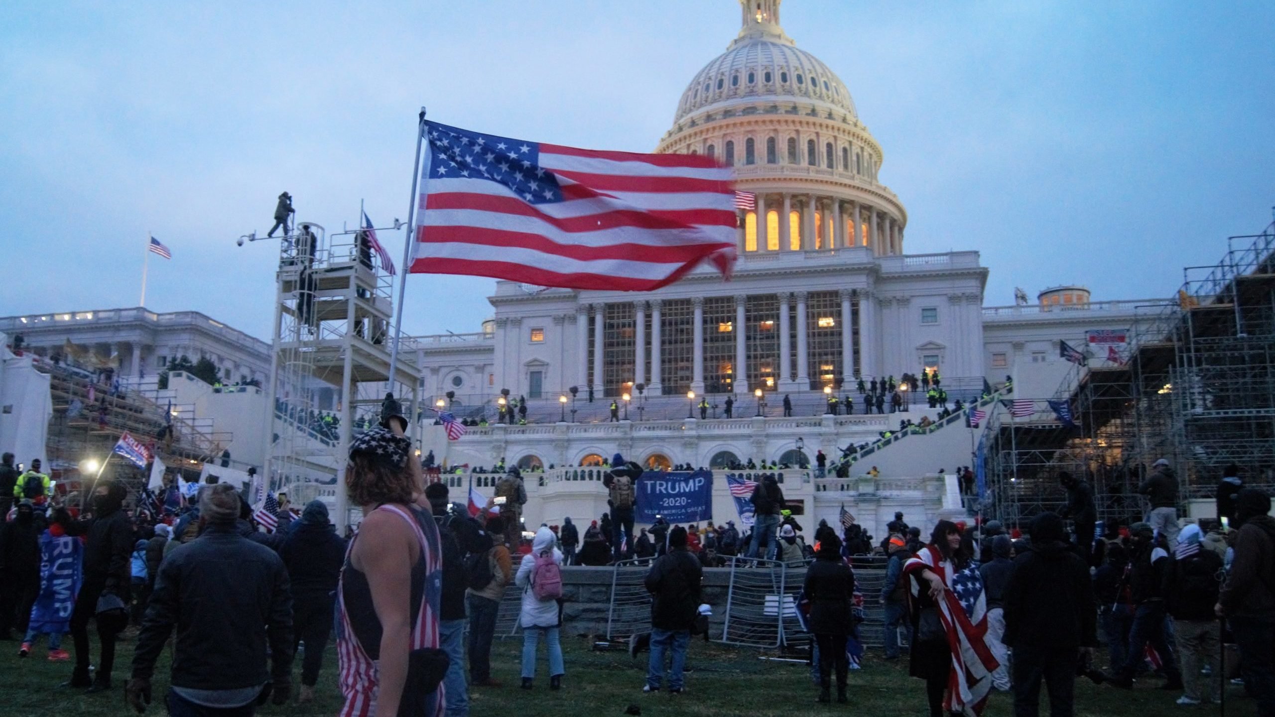 Invasão do Congresso Americano por eleitores de Donald Trump termina com cinco mortos. Foto por Tyler Merbler, Wikimedia Commons