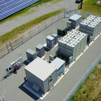 Sistema híbrido de geração solar fotovoltaica e armazenamento com bateria de grande porte -- Foto por Eos Energy Storage