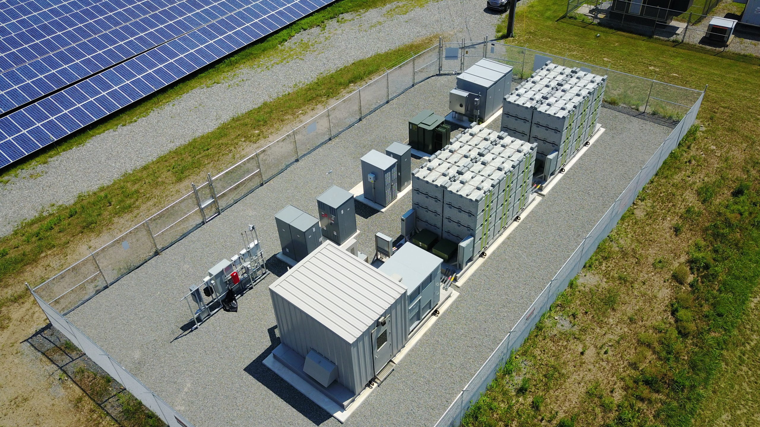 Sistema híbrido de geração solar fotovoltaica e armazenamento com bateria de grande porte -- Foto por Eos Energy Storage