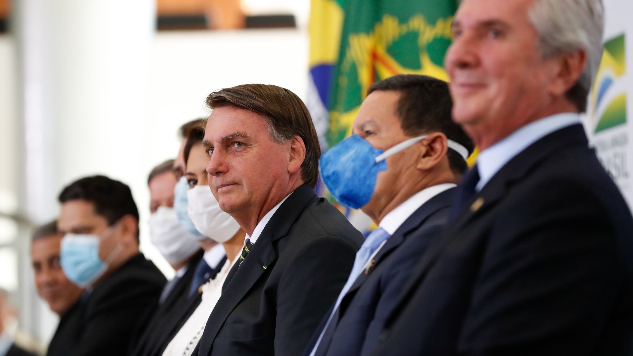 Jair Bolsonaro, Hamilton Mourão e o senador Fernando Collor em Cerimônia no Planalto (fevereiro, 2021)