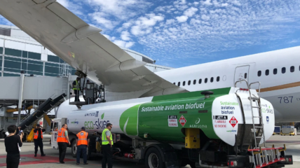 Mercado de biocombustíveis mobiliza marco legal. Na imagem: Biocombustível de aviação abastece aeronave da United no Aeroporto Internacional de São Francisco, nos EUA (Foto: Divulgação)