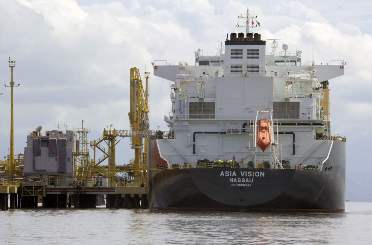 Terminal de GNL da Petrobras na Baia de Guanabara. Foto: Sterferson Faria