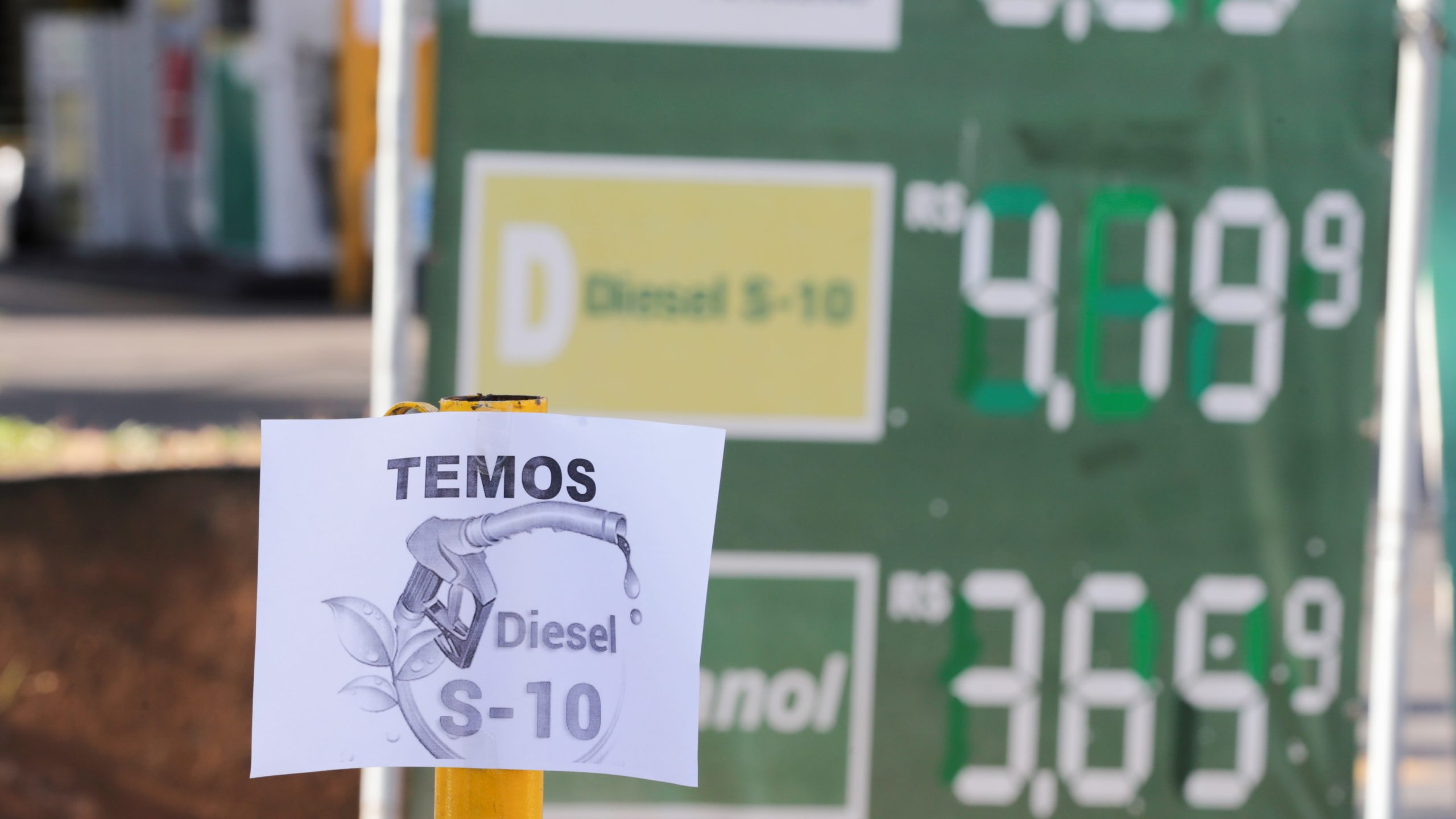 Motoristas formam fila à espera de combustível. Nos postos visitados, apenas havia diesel S10.