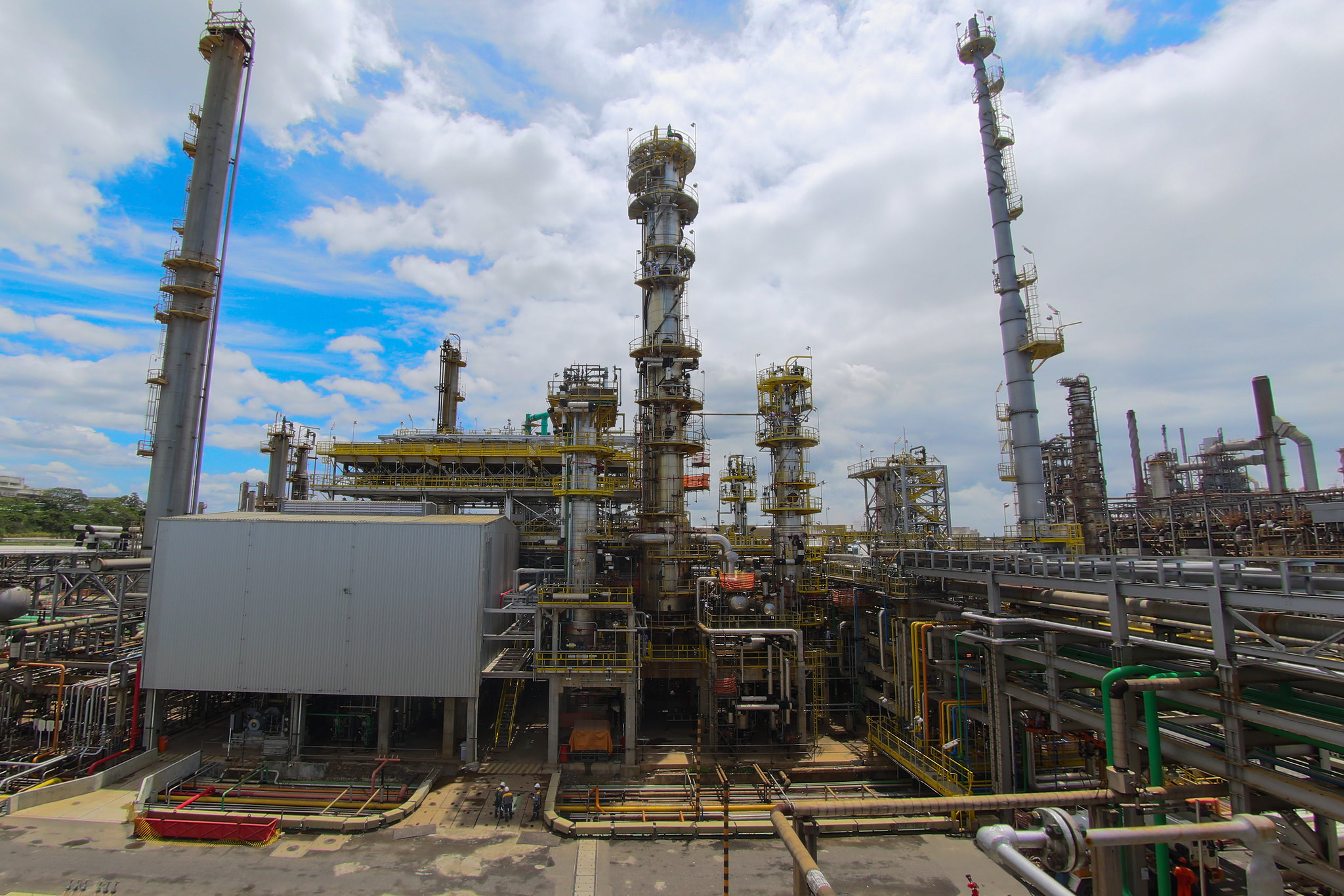 TCU analisa necessidade de suspensão da venda da RLAM. Na imagem: Instalações metálicas na Refinaria de Mataripe, da Acelen na Bahia (Foto: Petrobras)