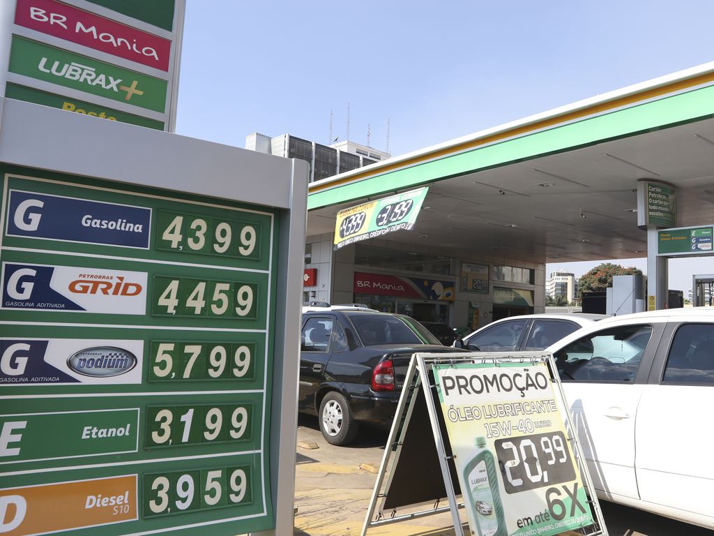 O Procon do Distrito Federal está notificando, os postos de combustíveis  do DF que estejam comercializando o litro da gasolina acima de R$ 4,22. 