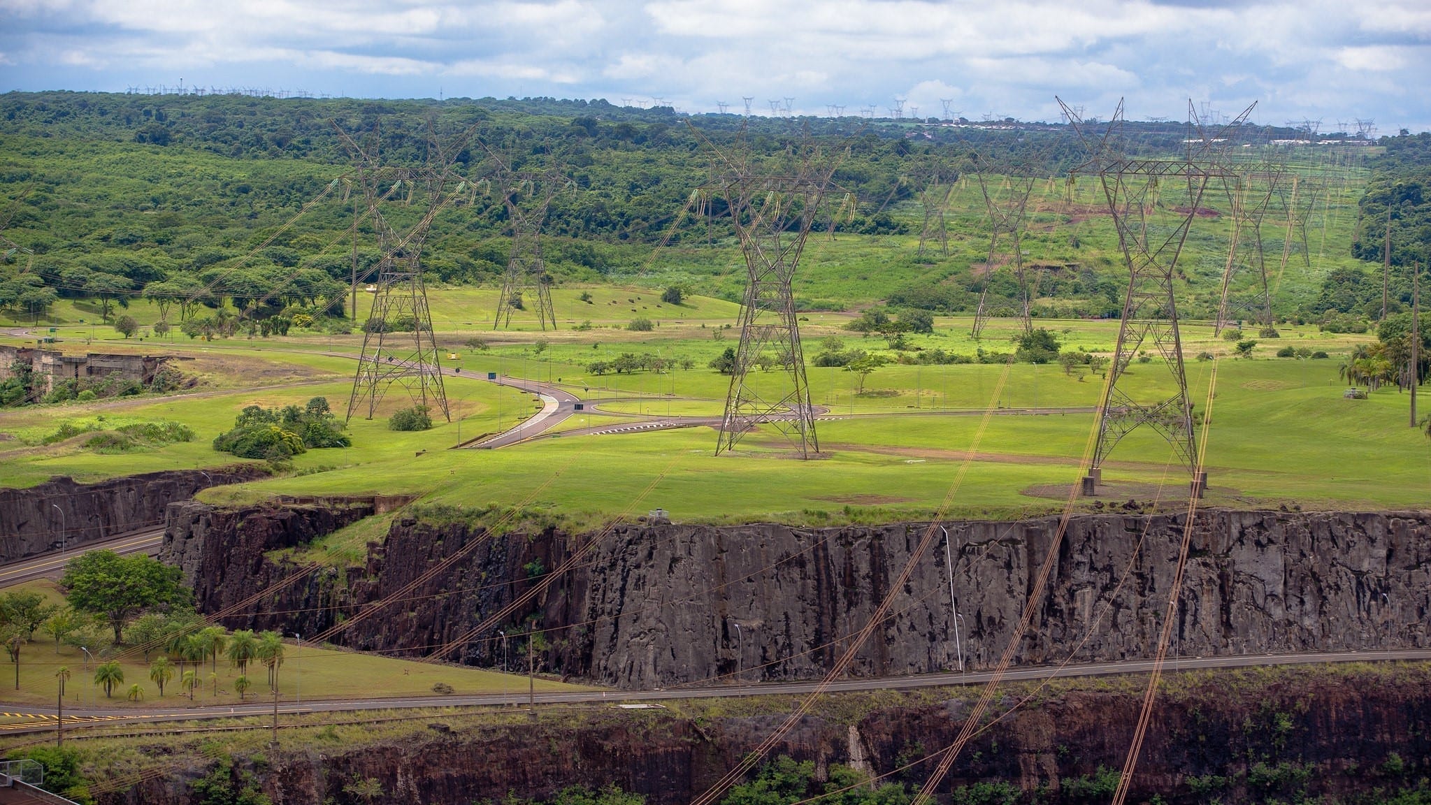 Linhas de transmissão que conectam a Usina Hidrelétrica de Itaipu Binacional (Foto: Saulo Cruz/MME)