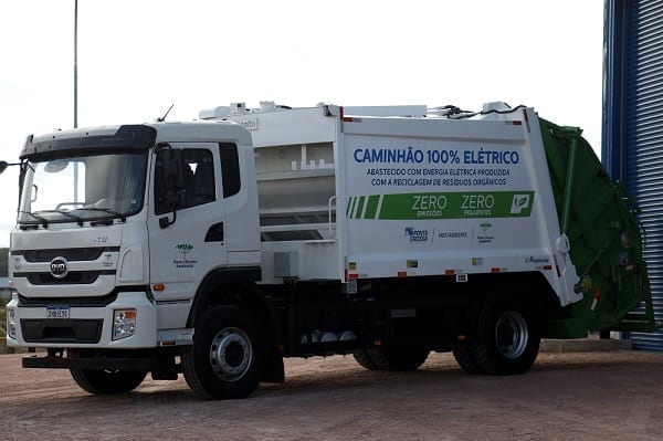 Caminhão elétrico da BYD é parte de projeto de coleta de lixo orgânico que irá alimentar usina termoelétrica a biogás, em Ponta Grossa, Paraná