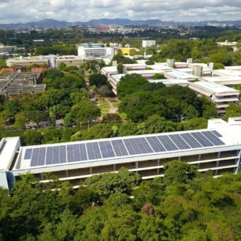 Universidades federais de Minas instalam usinas fotovoltaicas para abastecer campi. Na imagem: Foto aérea de placas fotovoltaicas sobre telhado na Usina Fotovoltaica em prédios do CAD, no campus da UFMG (Foto: Divulgação Onergy Solar)