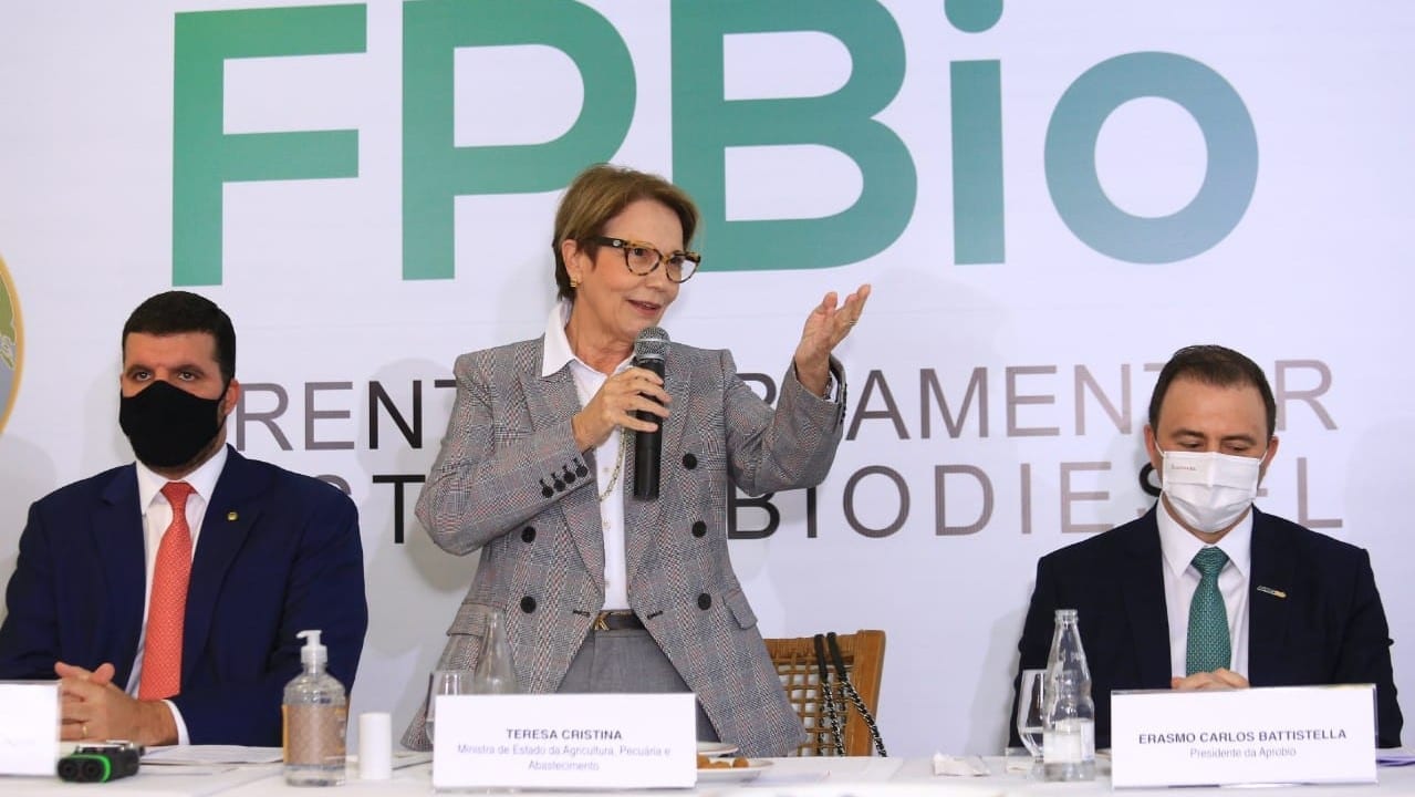 Pedro Lupion, Tereza Cristina e Erasmo Battistella em evento da frente parlamentar do biodiesel em Brasília, em 19 de maio de 2021