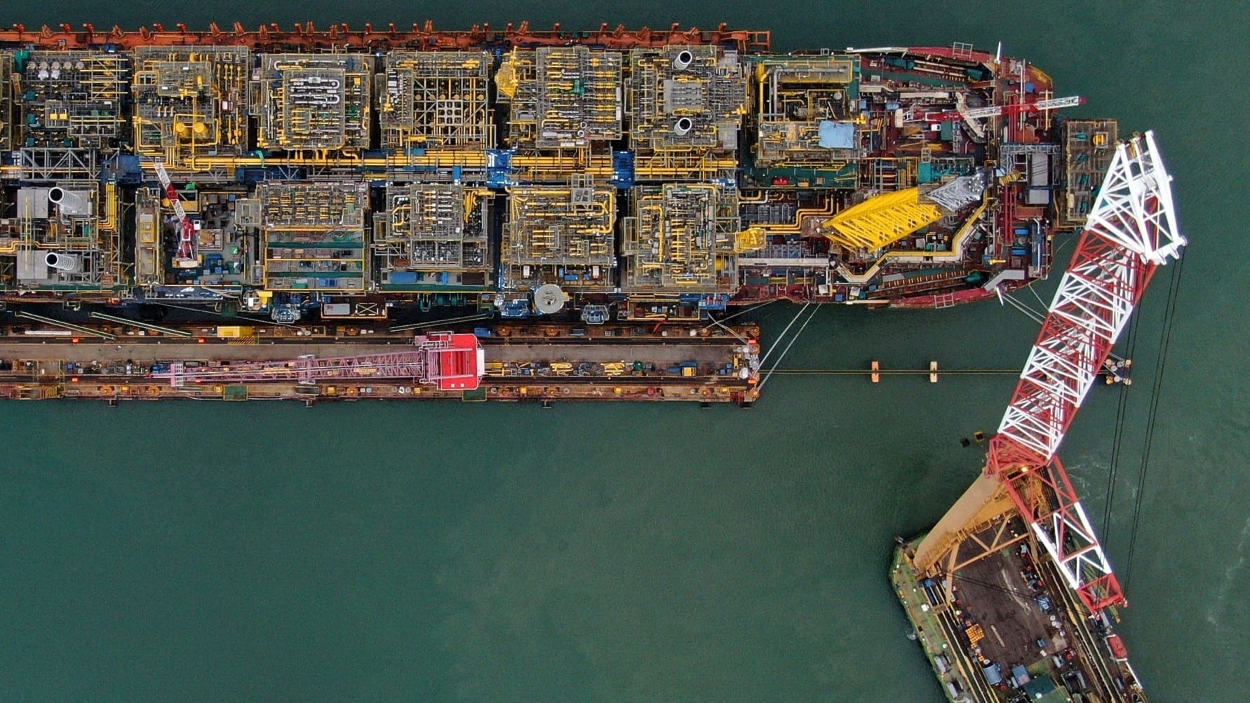 Conama revoga limites de emissão para eletrificação de FPSOs. Na imagem: Foto aérea vertical do FPSO Liza Unity em construção no estaleiro (Foto: Divulgação SBM Offshore)