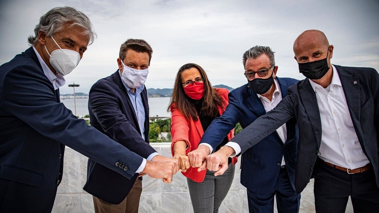 Eduardo Gerk (PPSA), Juan Lessmann (ExxonMobil), Veronica Coelho (Equinor), Miguel Pereira (Petrogal Brasil) e Trond Stokka Meling (Equinor). Fopto por Aline Massuca, Equinor Brasil