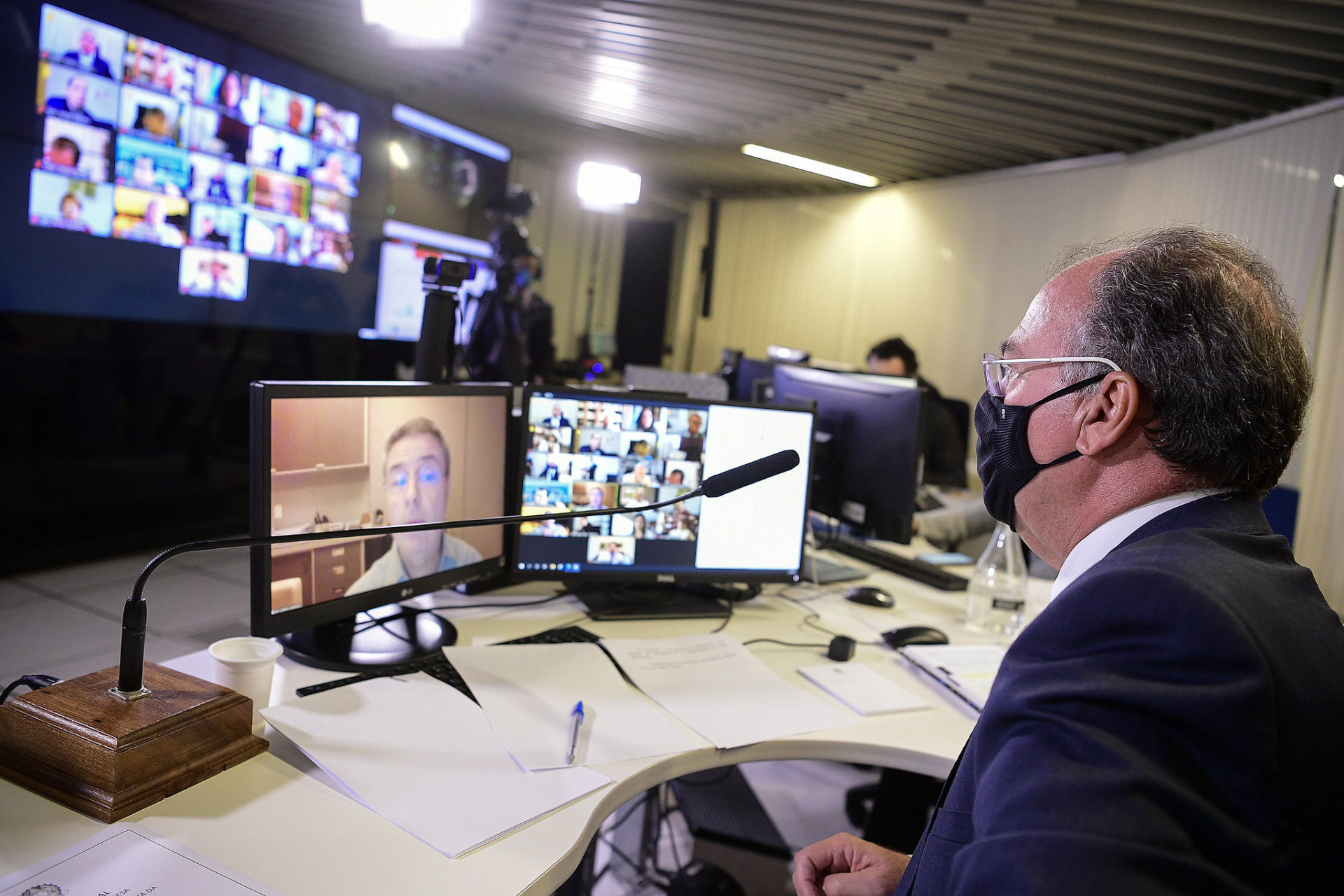 Fernando Bezerra Coelho durante Sessão Deliberativa Remota (SDR) do Senado, realizada a partir da sala de controle da Secretaria de Tecnologia da Informação (Prodasen), conversa com Antonio Anastasia, relator da PEC 4/2021 (Foto Pedro França/Agência Senado)