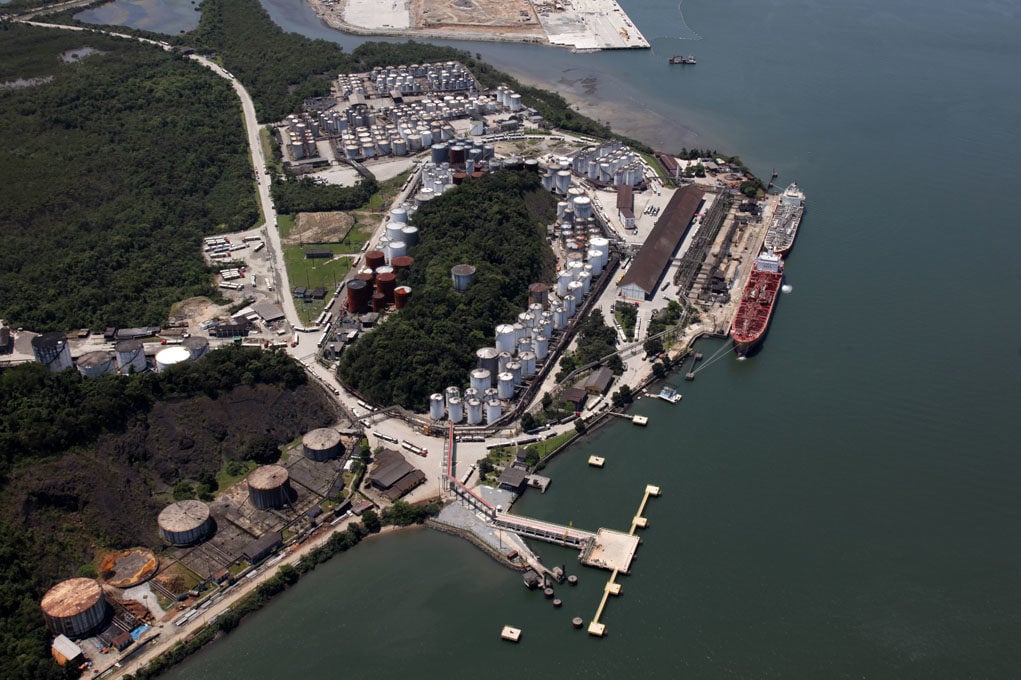 Distribuidoras de combustíveis querem volta do diesel B10. Na imagem: Vista aérea do terminal de líquidos no Porto de Santos (Foto: CNT)