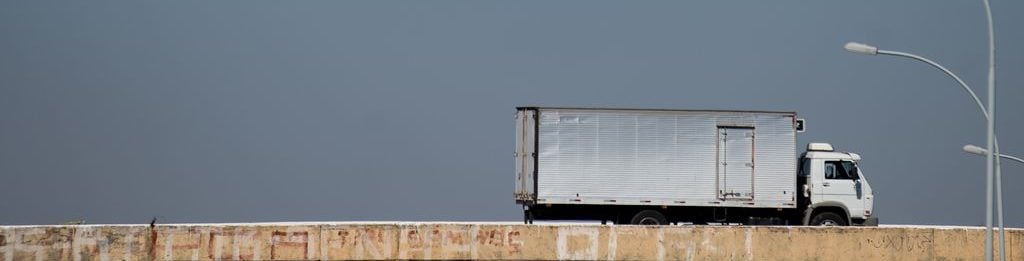 BRASÍLIA, DF, BRASIL,  01-07-2014, 11h30: Caminh'oes trafegam pela BR-040.  (Foto: Marcelo Camargo/Agência Brasil)