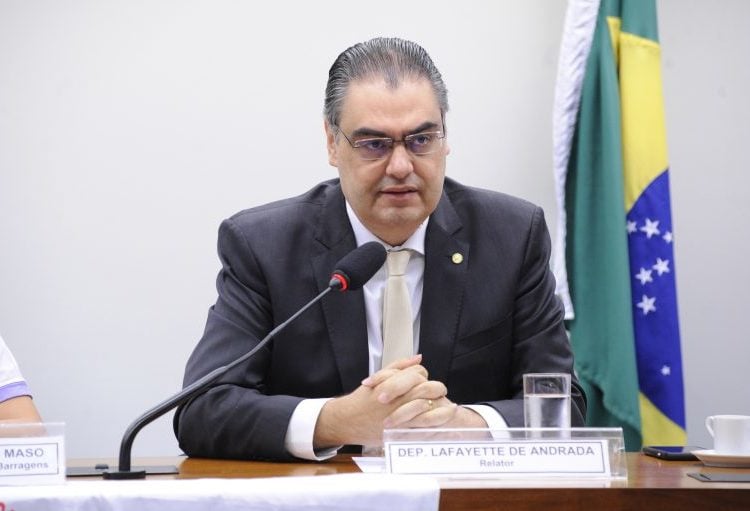 Proposta que taxa geração distribuída de energia não tem consenso