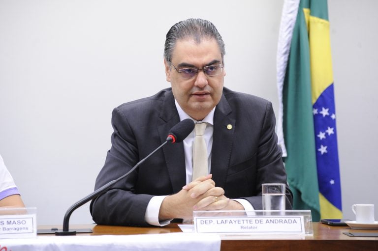 Proposta que taxa geração distribuída de energia não tem consenso