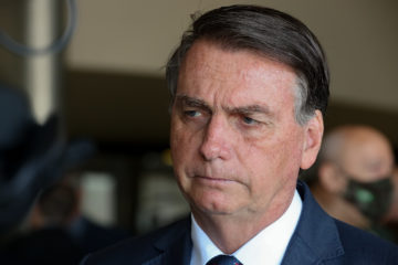 Gasolina cara e alta dos preços dos combustíveis afeta imagem de Jair Bolsonaro (na foto) em ano de eleição