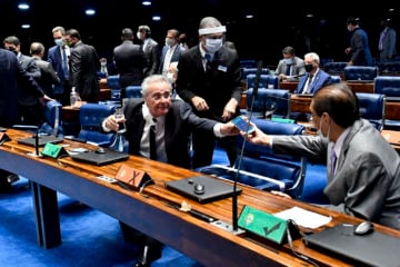 Plenário do Senado Federal durante sessão deliberativa ordinária semipresencial. Ordem do dia.

 

Em sessão deliberativa semipresencial, senadores votam: MSF 55/2020, mensagem que trata de indicação para diretoria da Comissão de Valores Mobiliários (CVM); MSF 59/2020, mensagem que trata de indicação para ministro do Supremo Tribunal Federal (STF); e o PRS 44/2020, projeto de resolução que cria o Prêmio Chico Xavier do Senado, para ações sociais de caridade.

 

Bancada:

senador Renan Calheiros (MDB-AL);

senador Jader Barbalho (MDB-PA).

 

Foto: Waldemir Barreto/Agência Senado