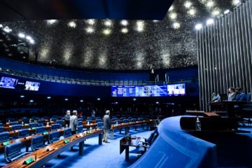 Plenário do Senado Federal durante sessão deliberativa ordinária semipresencial.

 

Na ordem do dia, cinco (05) itens. Entre eles, o PL 1.869/2021, que altera o Código Florestal e demais legislações correlatas, para definir o conceito de áreas urbanas consolidadas e dispor sobre as faixas marginais de qualquer curso d'água, bem como trata da consolidação das obras já finalizadas nessas áreas.

 

Mesa:

presidente do Senado Federal, senador Rodrigo Pacheco (DEM-MG);

secretário-geral da Mesa do Senado Federal, Gustavo A. Sabóia Vieira.

 

Bancada:

senador Izalci Lucas (PSDB-DF);

senador Jorginho Mello (PL-SC);

senador Paulo Rocha (PT-PA).

 

Foto: Waldemir Barreto/Agência Senado