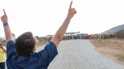 Presidente anunciou semana passada que preço da Petrobras voltaria a subir. Bolsonaro posa para foto em visita à Pernambuco (Isac Nóbrega/PR)