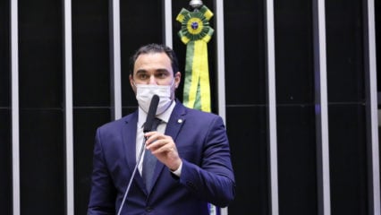 Relator da MP da crise hídrica Adolfo Viana (PSDB-BA) durante audiência sobre preços dos combustíveis no Plenário da Câmara. Foto por Cleia Viana, Agência Câmara