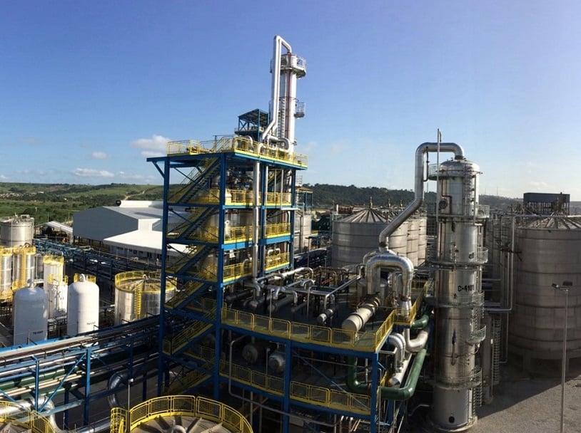 Indústria conta com mercado de carbono para financiar bioprodutos. Na imagem, usina de etanol 2G da GranBio (Foto: Divulgação)