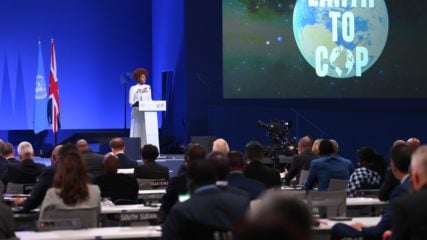 Reta final da COP26 começa a delinear proposta de acordo para redução de emissões (foto: poetiza Yrsa Daley-Ward durante cerimônia de abetra da COP26, em Glasgow, por Karwai Tang/governo do Reino Unido)