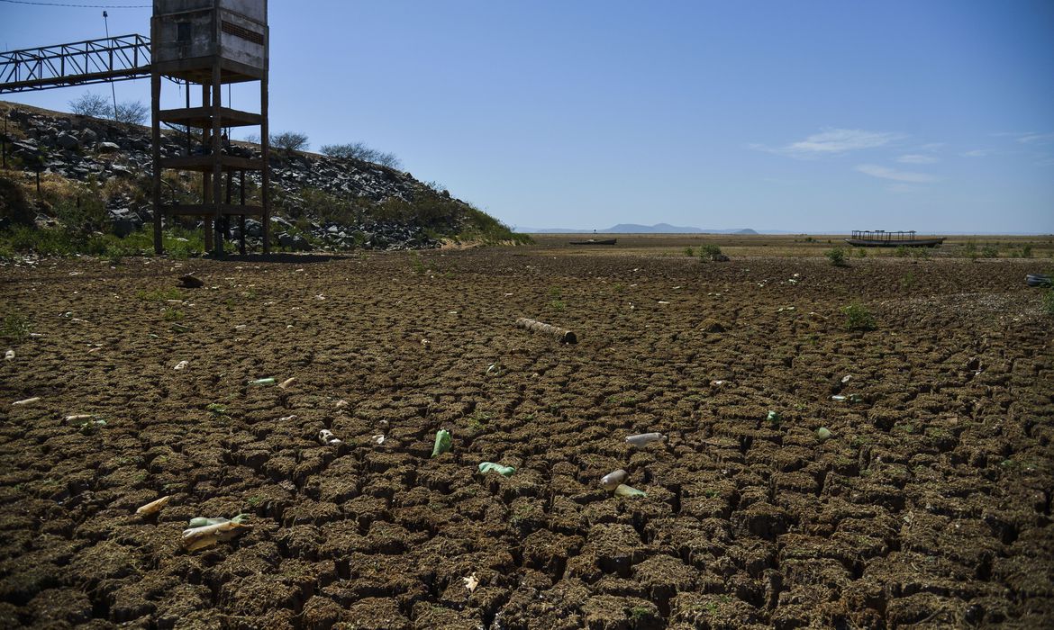 Remanso -- Com a falta de chuva na nascente do Rio São Francisco, o reservatório de Sobradinho vive a maior seca de sua história (Foto: Marcello Casal jr/Agência Brasil)