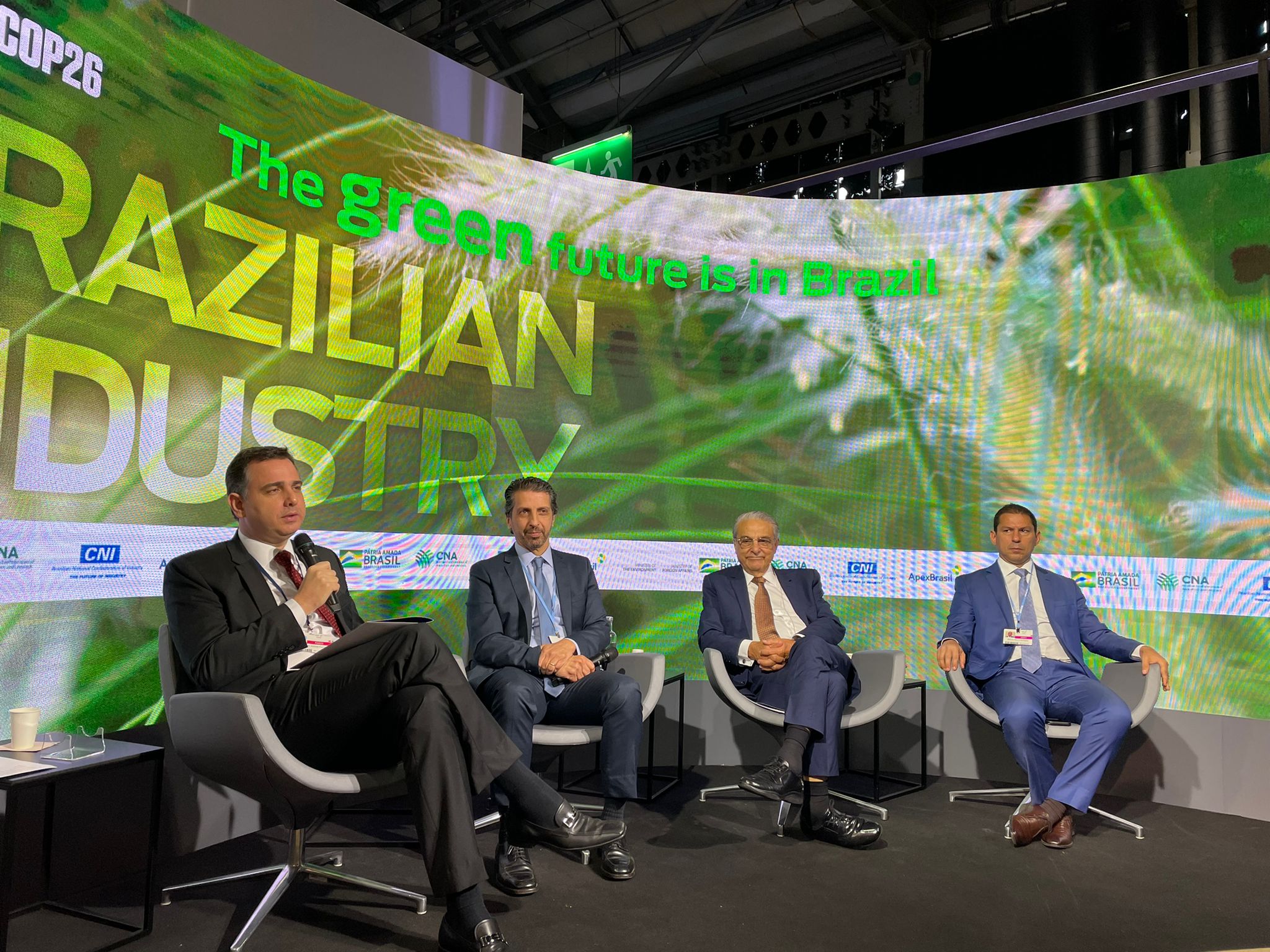 Senador Rodrigo Pacheco, ministro Joaquim Leite, Robson Braga (CNI) e deputado federal Marcelo Ramos em evento organizado pelo governo na COP26