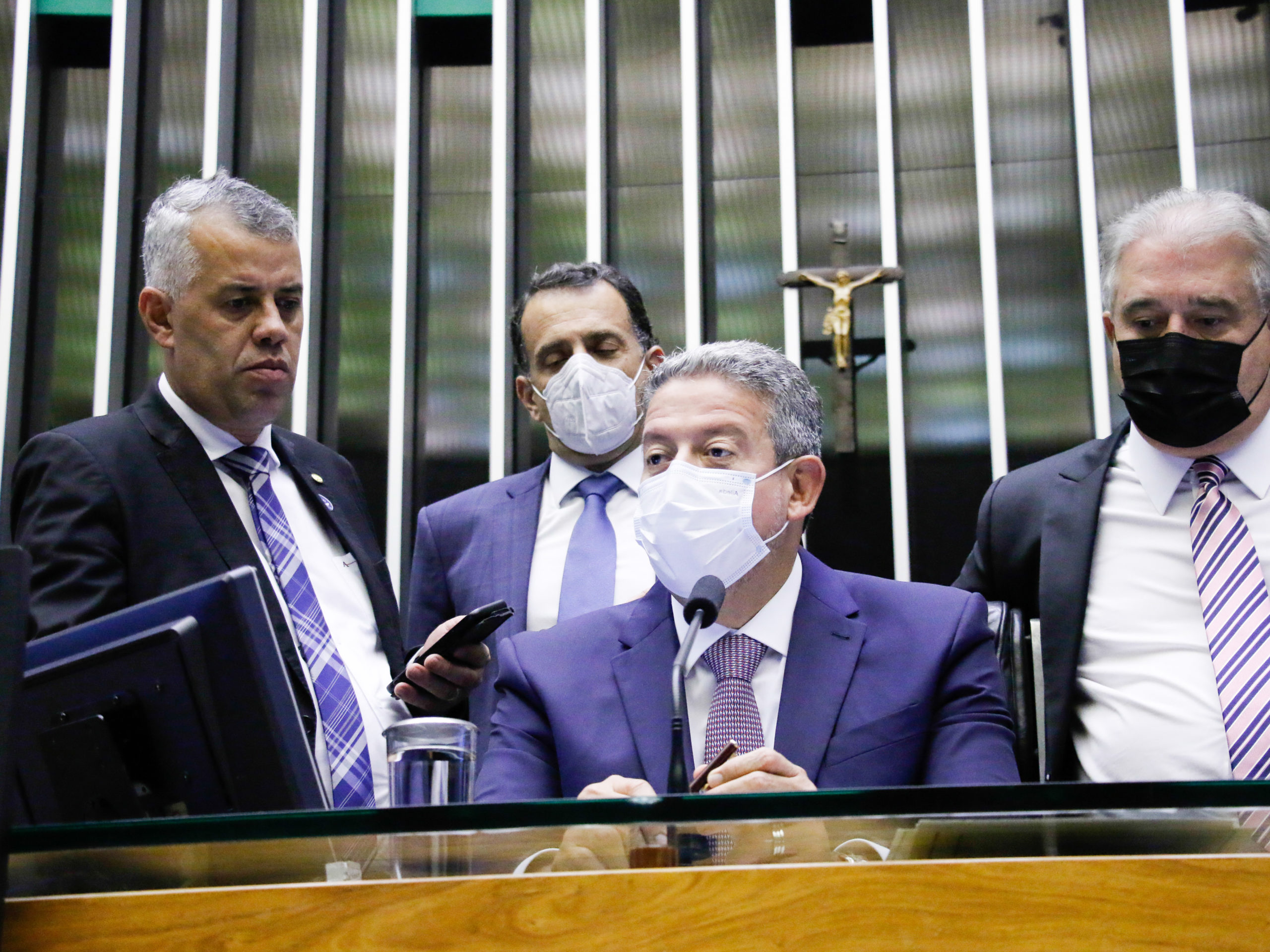 Augusto Coutinho (direita) foi relator da MP 1063, da venda direta do etanol, na Câmara dos Deputados (Marina Ramos/Câmara dos Deputados)