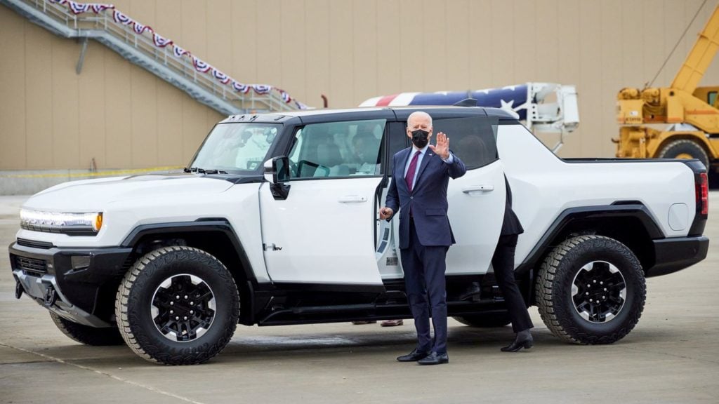 Joe Biden com a GMC Hummer EV, picape elétrica da GM (foto: GM/Divulgação)